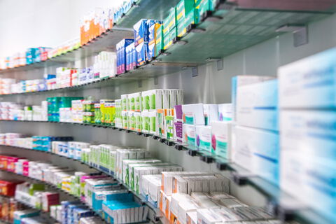 Regale mit Medikamenten und Arzneien
